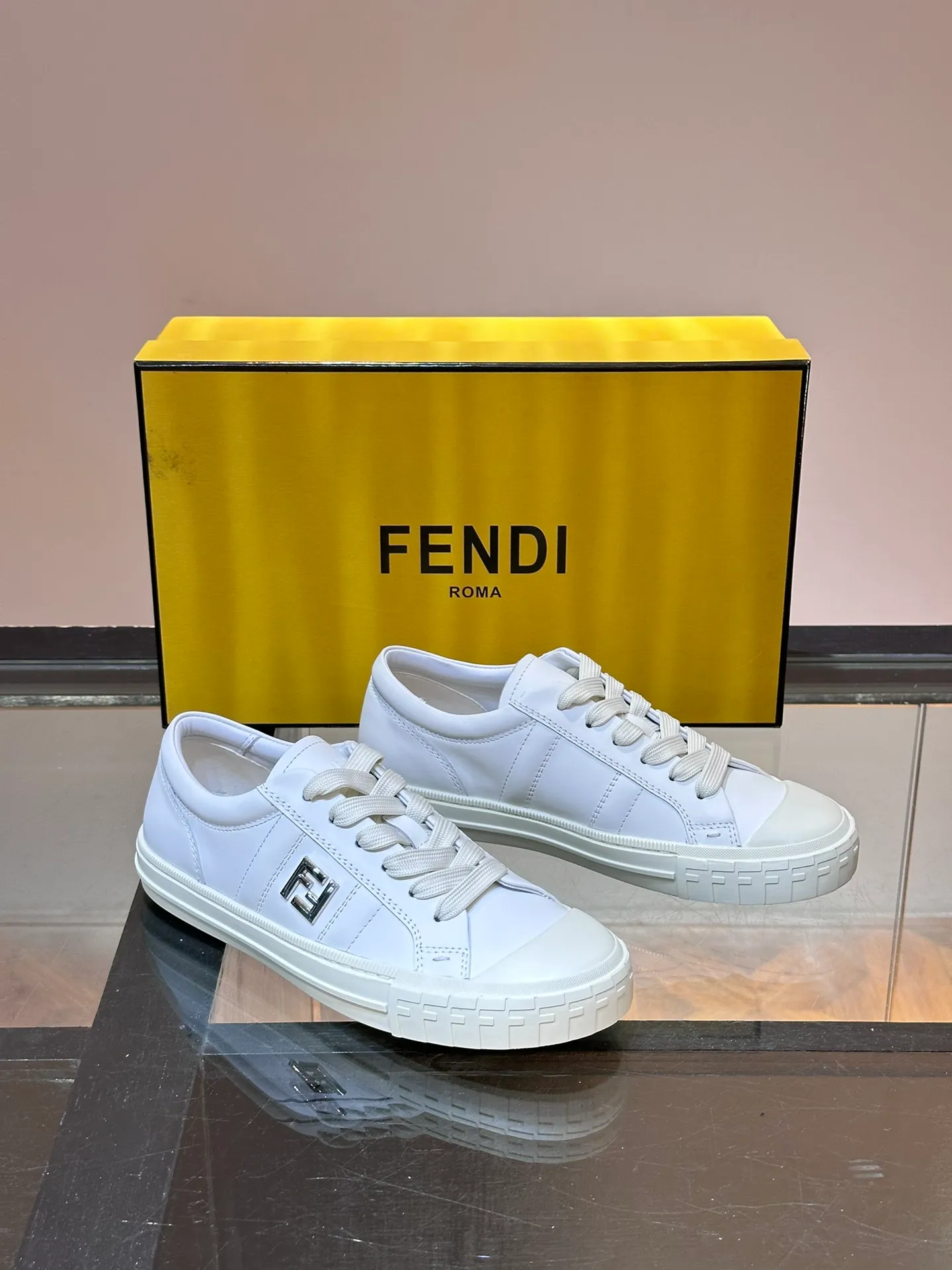 Men's Men's Shoes 💰380 [New Style] 🍿🍿Fendi Fendi Casual Sneakers Skateboard Shoes, the new Domino sneakers have become a favorite shoe. For those who want to create a simple and FENDI-characteristic look, this shoe is the perfect choice. Because this sneaker is one of the most cost-effective among FENDI's entry-level sneakers, it provides a great opportunity to attract and attract all customers who love easy and comfortable everyday sneakers. Size: 38-45 (men’s size 38.45 customized)
